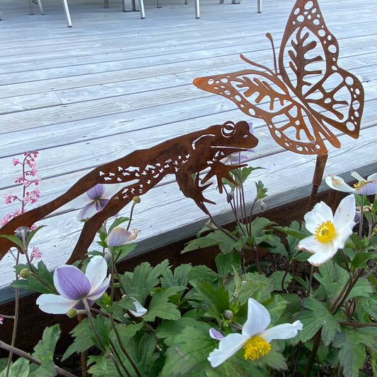 Paket med pinnfigurerna grodan Gudrun och fjäril Vingad