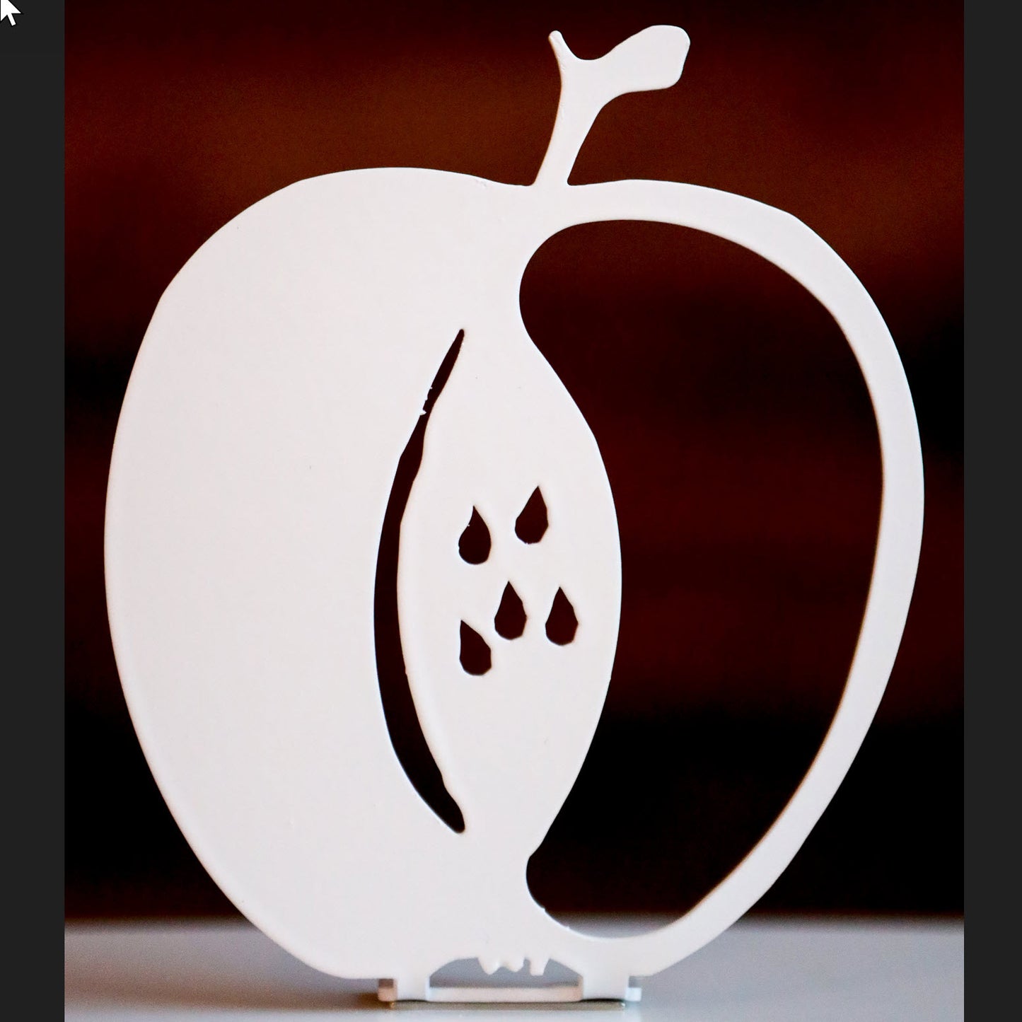 Äpple med magnet. Svart eller vit.