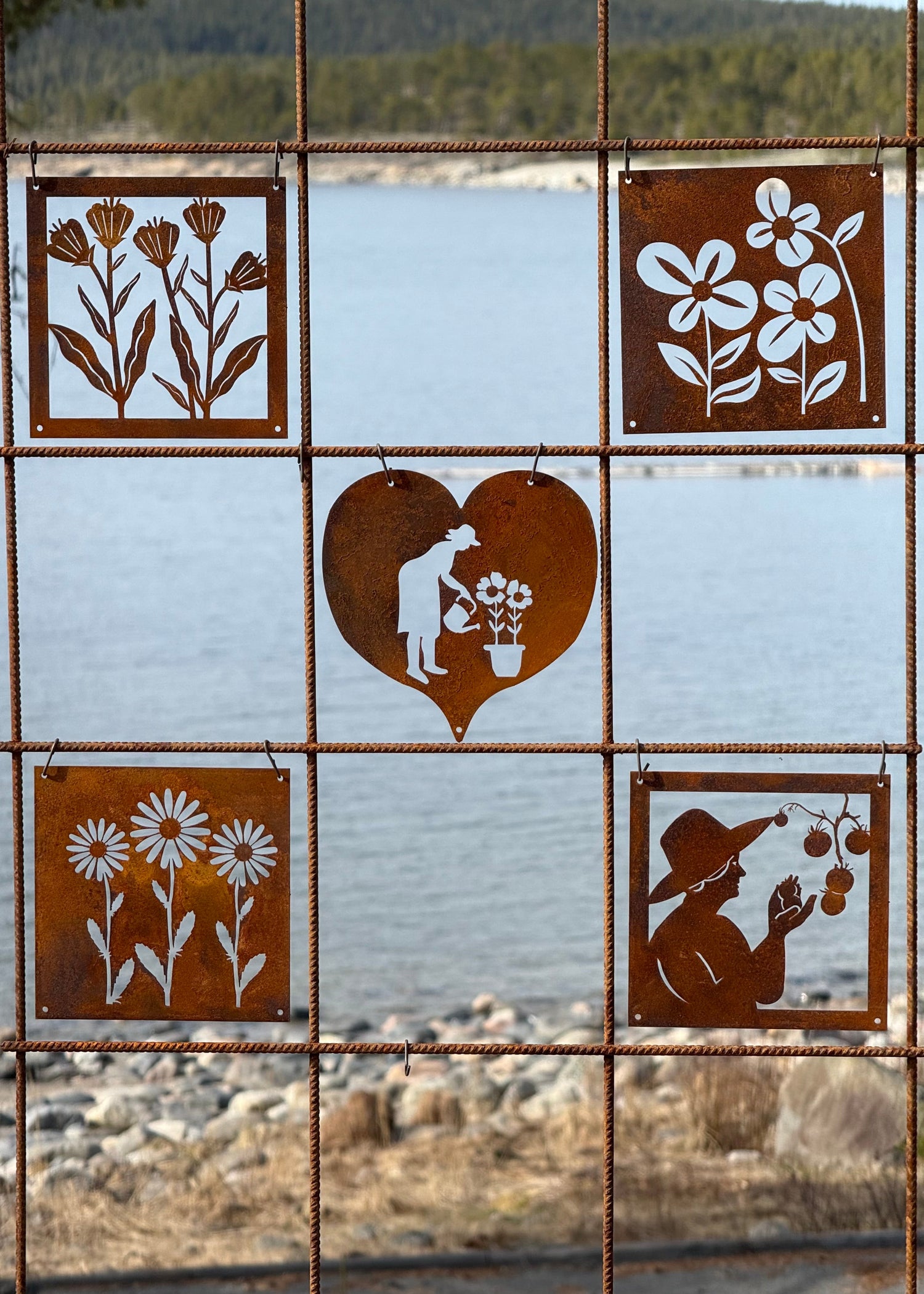 Prydnadsplattor för armeringsnät med 15 x 15 cm rutor. Välj rostad eller rosta själv.